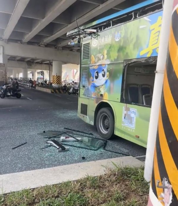 宝贷配资 运行线路固定, 深圳一双层公交却在高架桥下遭“削顶”